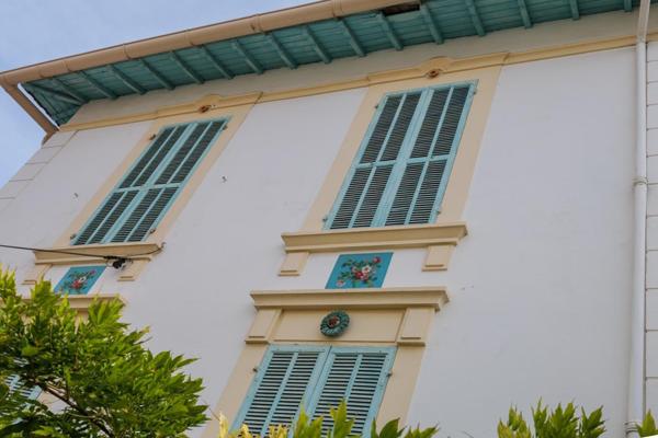 Cagnes sur Mer, Le Cros, maison 6 pièces classée au patrimoine historique, à 50m de la mer et au calme absolu, toutes comodités et écoles à pied.