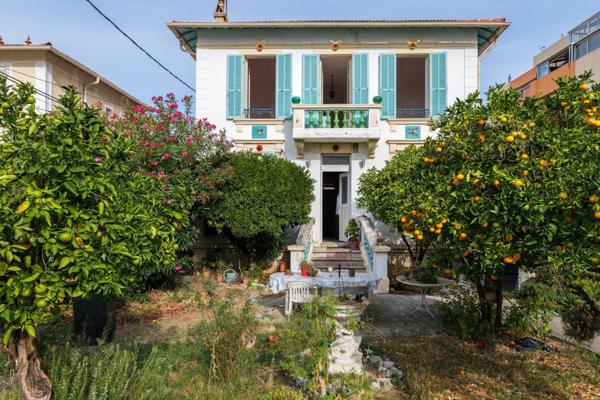 Cagnes sur Mer, Le Cros, maison 6 pièces classée au patrimoine historique, à 50m de la mer et au calme absolu, toutes comodités et écoles à pied.