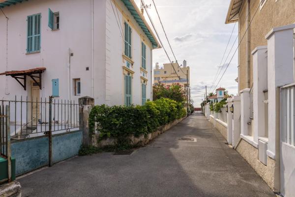 Cagnes sur Mer, Le Cros, maison 6 pièces classée au patrimoine historique, à 50m de la mer et au calme absolu, toutes comodités et écoles à pied.
