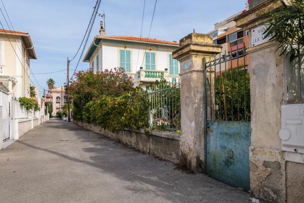 Cagnes sur Mer, Le Cros, maison 6 pièces classée au patrimoine historique, à 50m de la mer et au calme absolu, toutes comodités et écoles à pied.