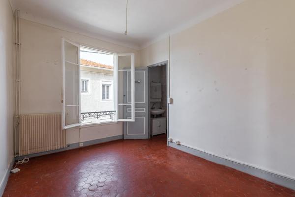 Cagnes sur Mer, Le Cros, maison 6 pièces classée au patrimoine historique, à 50m de la mer et au calme absolu, toutes comodités et écoles à pied.