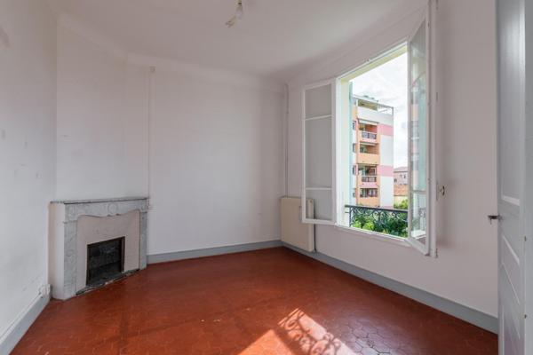 Cagnes sur Mer, Le Cros, maison 6 pièces classée au patrimoine historique, à 50m de la mer et au calme absolu, toutes comodités et écoles à pied.