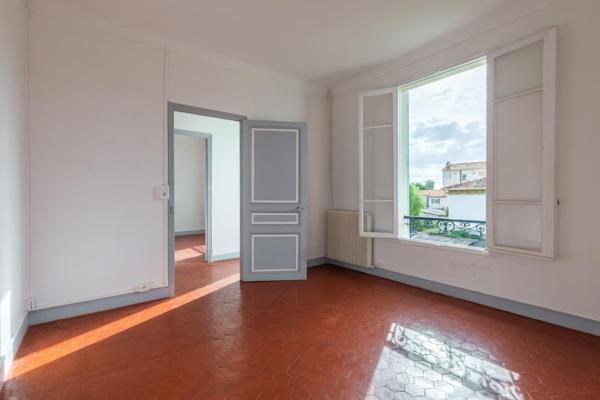 Cagnes sur Mer, Le Cros, maison 6 pièces classée au patrimoine historique, à 50m de la mer et au calme absolu, toutes comodités et écoles à pied.