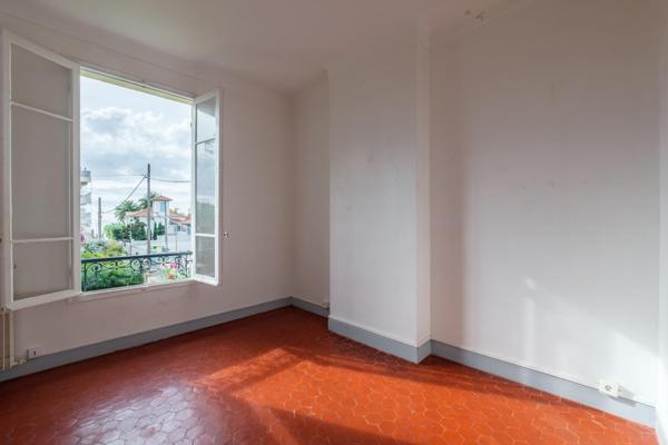 Cagnes sur Mer, Le Cros, maison 6 pièces classée au patrimoine historique, à 50m de la mer et au calme absolu, toutes comodités et écoles à pied.