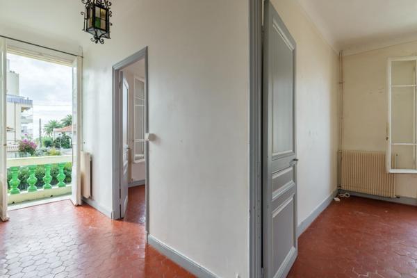 Cagnes sur Mer, Le Cros, maison 6 pièces classée au patrimoine historique, à 50m de la mer et au calme absolu, toutes comodités et écoles à pied.