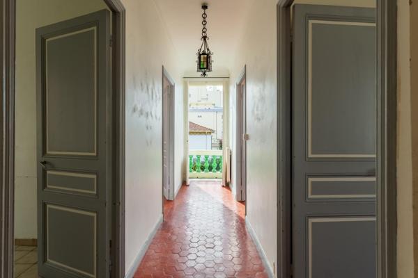 Cagnes sur Mer, Le Cros, maison 6 pièces classée au patrimoine historique, à 50m de la mer et au calme absolu, toutes comodités et écoles à pied.