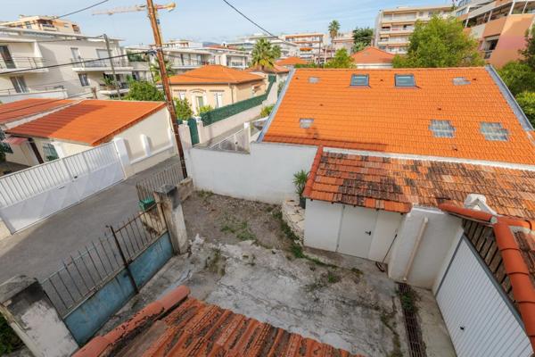 Cagnes sur Mer, Le Cros, maison 6 pièces classée au patrimoine historique, à 50m de la mer et au calme absolu, toutes comodités et écoles à pied.