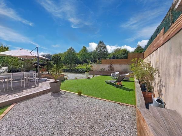 Maison de village à vendre - T5 de 138 m² - Terrasse, garage & jardin - Hyper centre de Castanet-Tolosan.