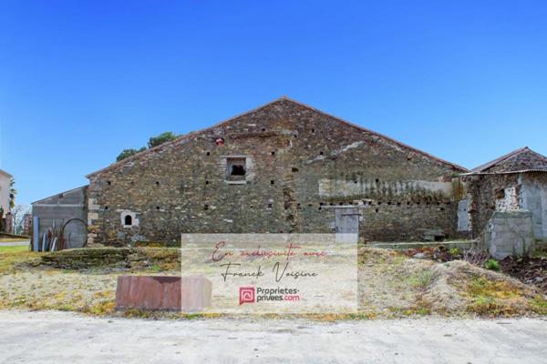 A VENDRE en EXCLUSIVITE à Mouchamps, Grange de 230 m2 env à réhabiliter entièrement + Hangar sur une parcelle de 1600 m2 env