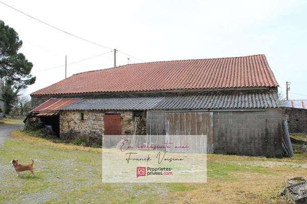 A VENDRE en EXCLUSIVITE à Mouchamps, Grange de 230 m2 env à réhabiliter entièrement + Hangar sur une parcelle de 1600 m2 env