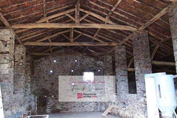 A VENDRE en EXCLUSIVITE à Mouchamps, Grange de 230 m2 env à réhabiliter entièrement + Hangar sur une parcelle de 1600 m2 env