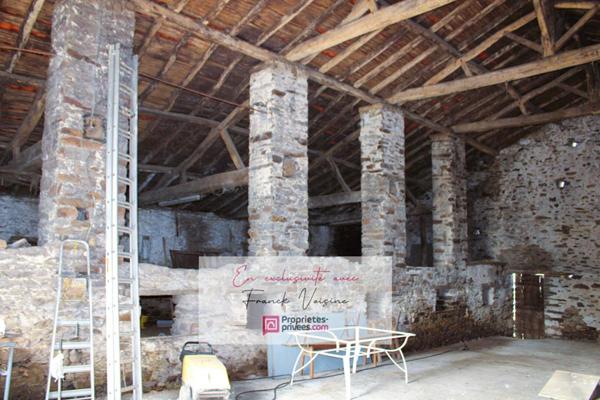 A VENDRE en EXCLUSIVITE à Mouchamps, Grange de 230 m2 env à réhabiliter entièrement + Hangar sur une parcelle de 1600 m2 env