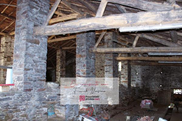 A VENDRE en EXCLUSIVITE à Mouchamps, Grange de 230 m2 env à réhabiliter entièrement + Hangar sur une parcelle de 1600 m2 env