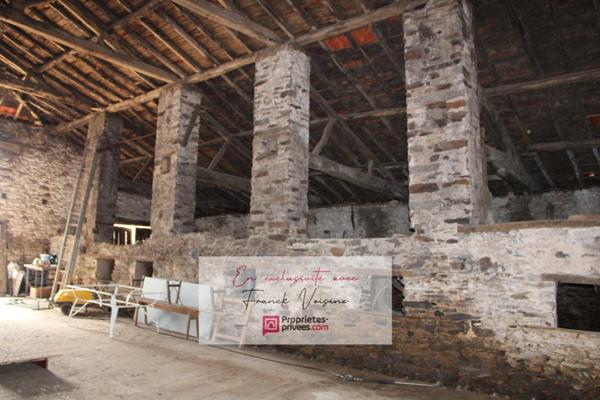 A VENDRE en EXCLUSIVITE à Mouchamps, Grange de 230 m2 env à réhabiliter entièrement + Hangar sur une parcelle de 1600 m2 env