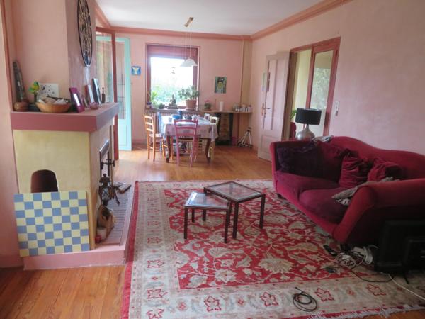 Maison indépendante sur terrain 3800 m2 avec vue dominante.