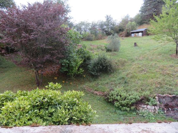 Maison indépendante sur terrain 3800 m2 avec vue dominante.