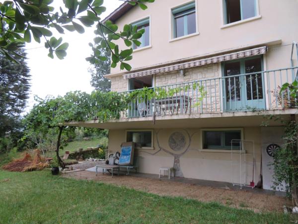 Maison indépendante sur terrain 3800 m2 avec vue dominante.