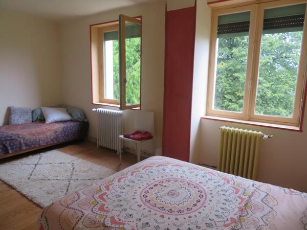 Maison indépendante sur terrain 3800 m2 avec vue dominante.