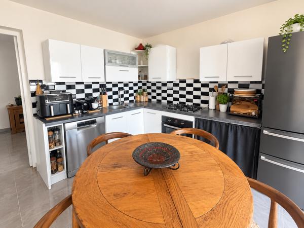 Maison
         4 pièces
        - 76 m² 270 000 € *