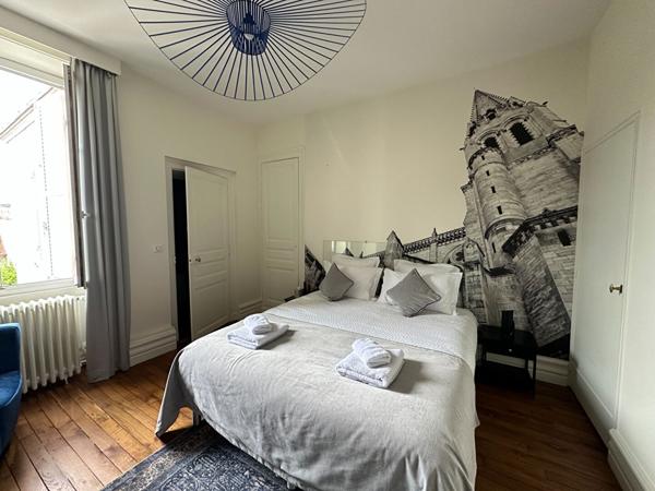 CHATEAUROUX - Hyper centre - Maison de caractère 325 m² - Jardin - parkings.