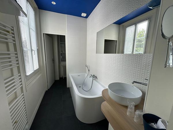 CHATEAUROUX - Hyper centre - Maison de caractère 325 m² - Jardin - parkings.