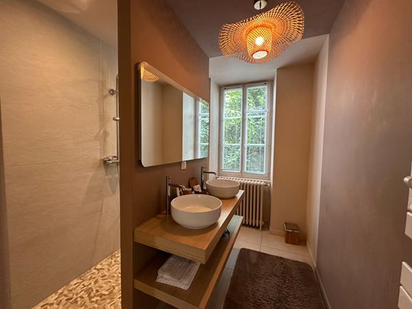 CHATEAUROUX - Hyper centre - Maison de caractère 325 m² - Jardin - parkings.