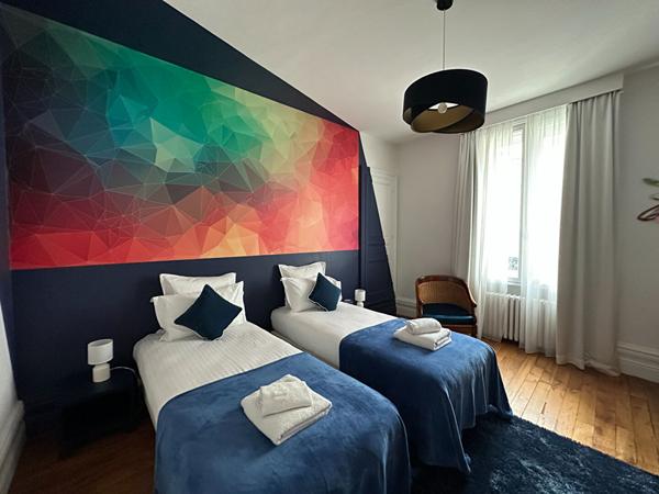 CHATEAUROUX - Hyper centre - Maison de caractère 325 m² - Jardin - parkings.