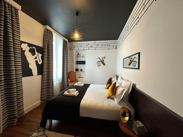 CHATEAUROUX - Hyper centre - Maison de caractère 325 m² - Jardin - parkings.