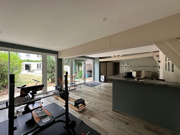 CHATEAUROUX - Hyper centre - Maison de caractère 325 m² - Jardin - parkings.