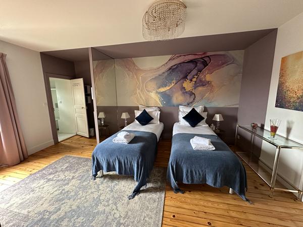 CHATEAUROUX - Hyper centre - Maison de caractère 325 m² - Jardin - parkings.