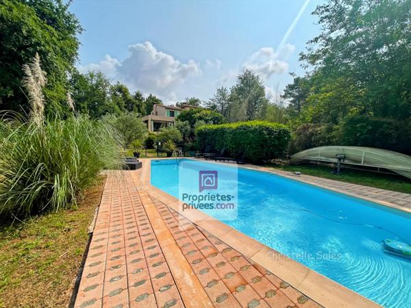 Maison  6 pièce(s) 140 m2  avec piscine proche A8