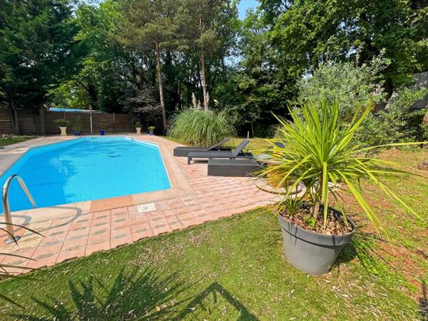 Maison  6 pièce(s) 140 m2  avec piscine proche A8