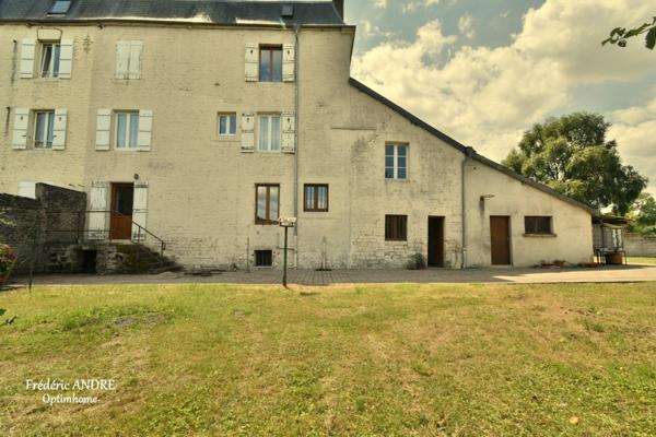 Grande maison familiale avec jardin, garages et beaux volumes, l'ensemble sur 2269 m² de terrain. MOUZON 08210