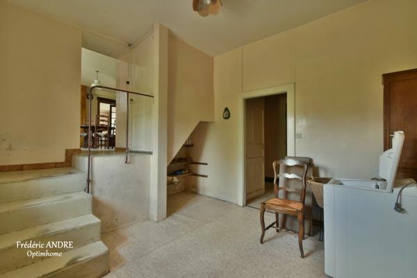 Grande maison familiale avec jardin, garages et beaux volumes, l'ensemble sur 2269 m² de terrain. MOUZON 08210