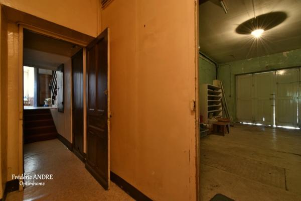 Grande maison familiale avec jardin, garages et beaux volumes, l'ensemble sur 2269 m² de terrain. MOUZON 08210