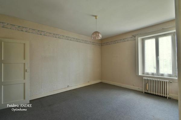 Grande maison familiale avec jardin, garages et beaux volumes, l'ensemble sur 2269 m² de terrain. MOUZON 08210