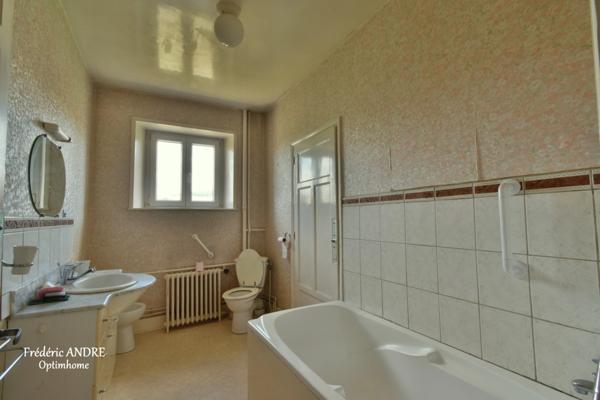 Grande maison familiale avec jardin, garages et beaux volumes, l'ensemble sur 2269 m² de terrain. MOUZON 08210