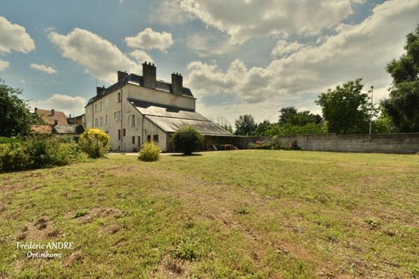 Grande maison familiale avec jardin, garages et beaux volumes, l'ensemble sur 2269 m² de terrain. MOUZON 08210