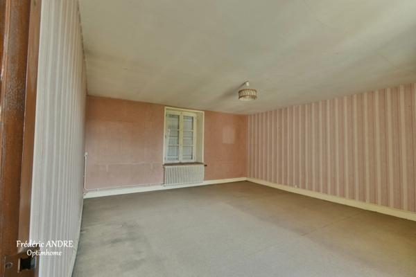 Grande maison familiale avec jardin, garages et beaux volumes, l'ensemble sur 2269 m² de terrain. MOUZON 08210