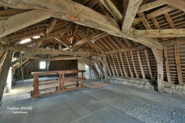 Grande maison familiale avec jardin, garages et beaux volumes, l'ensemble sur 2269 m² de terrain. MOUZON 08210