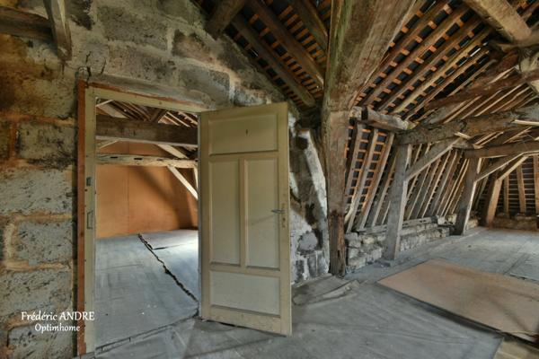 Grande maison familiale avec jardin, garages et beaux volumes, l'ensemble sur 2269 m² de terrain. MOUZON 08210