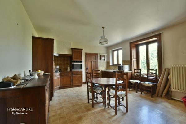 Grande maison familiale avec jardin, garages et beaux volumes, l'ensemble sur 2269 m² de terrain. MOUZON 08210