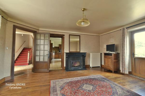 Grande maison familiale avec jardin, garages et beaux volumes, l'ensemble sur 2269 m² de terrain. MOUZON 08210