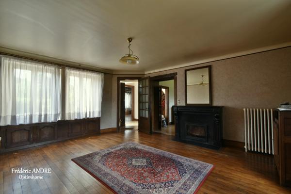 Grande maison familiale avec jardin, garages et beaux volumes, l'ensemble sur 2269 m² de terrain. MOUZON 08210