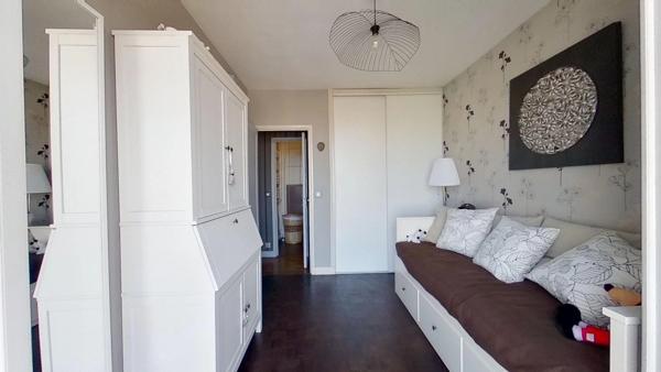 Appartement 3 pièces traversant et lumineux avec balcon aux portes de Paris