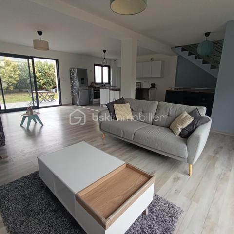 COUP DE COEUR !! Maison familiale avec vie de plain-pied
Le Havre Dollemard/Limite Sainte-Adresse

Venez découvrir cette MAISON FAMILIALE très lumineuse de style contemporain,  mitoyenne d'un côté, d'une superficie d'environ 147 m² située sur la commune du HAVRE, quartier DOLLEMARD, en limite de SAINTE-ADRESSE.

Dès l'entrée, vous arriverez dans un bel espace de vie TRAVERSANT avec cuisine aménagée intégrée d'une superficie de 50 m² donnant accès au JARDIN avec terrasse.

Vous trouverez également à ce niveau une suite parentale avec salle de douche et 1 wc séparé permettant une VIE DE PLAIN-PIED.

Arrivé à l'étage, vous serez charmé par les 4 chambres très spacieuses et lumineuses, la pièce DRESSING, ainsi que par la salle de bain comportant une baignoire et une douche, et 1 wc séparé.

La maison comporte également un garage 1 voiture attenant + 1 stationnement dans la cour ainsi qu'un très grand sous-sol très pratique pour le rangement ou y installer l'espace buanderie.

Ce pavillon classé en DPE B vous permettra également de réaliser de belles ECONOMIES D'ENERGIE grâce à ses équipements tels que sa bonne isolation, ses fenêtres double-vitrage+argon, ses volets roulants et son cumulus thermo-dynamique.

Cette maison au calme située à 5 minutes des écoles maternelle, primaire et collège sera parfaite pour y accueillir une famille nombreuse proche des commodités.

N'hésitez pas à me contacter pour plus de renseignements et une éventuelle visite !

Christine MABIRE - BSK IMMOBILIER
06 29 19 56 45