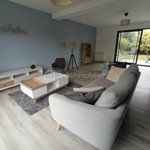 COUP DE COEUR !! Maison familiale avec vie de plain-pied
Le Havre Dollemard/Limite Sainte-Adresse

Venez découvrir cette MAISON FAMILIALE très lumineuse de style contemporain,  mitoyenne d'un côté, d'une superficie d'environ 147 m² située sur la commune du HAVRE, quartier DOLLEMARD, en limite de SAINTE-ADRESSE.

Dès l'entrée, vous arriverez dans un bel espace de vie TRAVERSANT avec cuisine aménagée intégrée d'une superficie de 50 m² donnant accès au JARDIN avec terrasse.

Vous trouverez également à ce niveau une suite parentale avec salle de douche et 1 wc séparé permettant une VIE DE PLAIN-PIED.

Arrivé à l'étage, vous serez charmé par les 4 chambres très spacieuses et lumineuses, la pièce DRESSING, ainsi que par la salle de bain comportant une baignoire et une douche, et 1 wc séparé.

La maison comporte également un garage 1 voiture attenant + 1 stationnement dans la cour ainsi qu'un très grand sous-sol très pratique pour le rangement ou y installer l'espace buanderie.

Ce pavillon classé en DPE B vous permettra également de réaliser de belles ECONOMIES D'ENERGIE grâce à ses équipements tels que sa bonne isolation, ses fenêtres double-vitrage+argon, ses volets roulants et son cumulus thermo-dynamique.

Cette maison au calme située à 5 minutes des écoles maternelle, primaire et collège sera parfaite pour y accueillir une famille nombreuse proche des commodités.

N'hésitez pas à me contacter pour plus de renseignements et une éventuelle visite !

Christine MABIRE - BSK IMMOBILIER
06 29 19 56 45