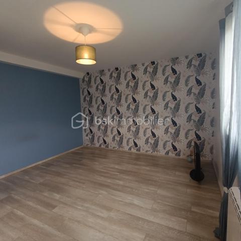 COUP DE COEUR !! Maison familiale avec vie de plain-pied
Le Havre Dollemard/Limite Sainte-Adresse

Venez découvrir cette MAISON FAMILIALE très lumineuse de style contemporain,  mitoyenne d'un côté, d'une superficie d'environ 147 m² située sur la commune du HAVRE, quartier DOLLEMARD, en limite de SAINTE-ADRESSE.

Dès l'entrée, vous arriverez dans un bel espace de vie TRAVERSANT avec cuisine aménagée intégrée d'une superficie de 50 m² donnant accès au JARDIN avec terrasse.

Vous trouverez également à ce niveau une suite parentale avec salle de douche et 1 wc séparé permettant une VIE DE PLAIN-PIED.

Arrivé à l'étage, vous serez charmé par les 4 chambres très spacieuses et lumineuses, la pièce DRESSING, ainsi que par la salle de bain comportant une baignoire et une douche, et 1 wc séparé.

La maison comporte également un garage 1 voiture attenant + 1 stationnement dans la cour ainsi qu'un très grand sous-sol très pratique pour le rangement ou y installer l'espace buanderie.

Ce pavillon classé en DPE B vous permettra également de réaliser de belles ECONOMIES D'ENERGIE grâce à ses équipements tels que sa bonne isolation, ses fenêtres double-vitrage+argon, ses volets roulants et son cumulus thermo-dynamique.

Cette maison au calme située à 5 minutes des écoles maternelle, primaire et collège sera parfaite pour y accueillir une famille nombreuse proche des commodités.

N'hésitez pas à me contacter pour plus de renseignements et une éventuelle visite !

Christine MABIRE - BSK IMMOBILIER
06 29 19 56 45