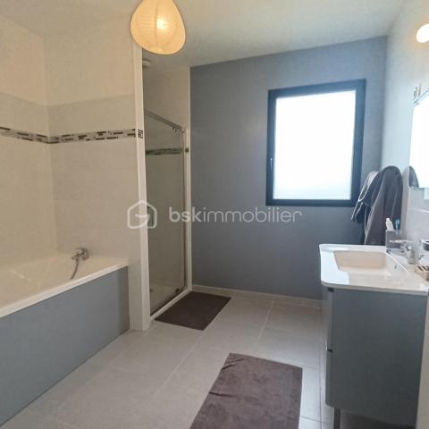 COUP DE COEUR !! Maison familiale avec vie de plain-pied
Le Havre Dollemard/Limite Sainte-Adresse

Venez découvrir cette MAISON FAMILIALE très lumineuse de style contemporain,  mitoyenne d'un côté, d'une superficie d'environ 147 m² située sur la commune du HAVRE, quartier DOLLEMARD, en limite de SAINTE-ADRESSE.

Dès l'entrée, vous arriverez dans un bel espace de vie TRAVERSANT avec cuisine aménagée intégrée d'une superficie de 50 m² donnant accès au JARDIN avec terrasse.

Vous trouverez également à ce niveau une suite parentale avec salle de douche et 1 wc séparé permettant une VIE DE PLAIN-PIED.

Arrivé à l'étage, vous serez charmé par les 4 chambres très spacieuses et lumineuses, la pièce DRESSING, ainsi que par la salle de bain comportant une baignoire et une douche, et 1 wc séparé.

La maison comporte également un garage 1 voiture attenant + 1 stationnement dans la cour ainsi qu'un très grand sous-sol très pratique pour le rangement ou y installer l'espace buanderie.

Ce pavillon classé en DPE B vous permettra également de réaliser de belles ECONOMIES D'ENERGIE grâce à ses équipements tels que sa bonne isolation, ses fenêtres double-vitrage+argon, ses volets roulants et son cumulus thermo-dynamique.

Cette maison au calme située à 5 minutes des écoles maternelle, primaire et collège sera parfaite pour y accueillir une famille nombreuse proche des commodités.

N'hésitez pas à me contacter pour plus de renseignements et une éventuelle visite !

Christine MABIRE - BSK IMMOBILIER
06 29 19 56 45
