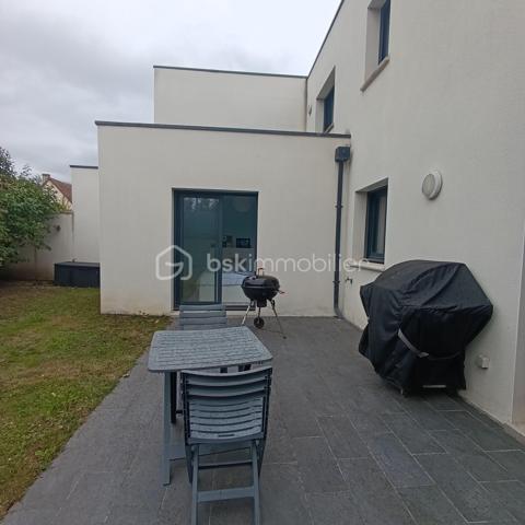 COUP DE COEUR !! Maison familiale avec vie de plain-pied
Le Havre Dollemard/Limite Sainte-Adresse

Venez découvrir cette MAISON FAMILIALE très lumineuse de style contemporain,  mitoyenne d'un côté, d'une superficie d'environ 147 m² située sur la commune du HAVRE, quartier DOLLEMARD, en limite de SAINTE-ADRESSE.

Dès l'entrée, vous arriverez dans un bel espace de vie TRAVERSANT avec cuisine aménagée intégrée d'une superficie de 50 m² donnant accès au JARDIN avec terrasse.

Vous trouverez également à ce niveau une suite parentale avec salle de douche et 1 wc séparé permettant une VIE DE PLAIN-PIED.

Arrivé à l'étage, vous serez charmé par les 4 chambres très spacieuses et lumineuses, la pièce DRESSING, ainsi que par la salle de bain comportant une baignoire et une douche, et 1 wc séparé.

La maison comporte également un garage 1 voiture attenant + 1 stationnement dans la cour ainsi qu'un très grand sous-sol très pratique pour le rangement ou y installer l'espace buanderie.

Ce pavillon classé en DPE B vous permettra également de réaliser de belles ECONOMIES D'ENERGIE grâce à ses équipements tels que sa bonne isolation, ses fenêtres double-vitrage+argon, ses volets roulants et son cumulus thermo-dynamique.

Cette maison au calme située à 5 minutes des écoles maternelle, primaire et collège sera parfaite pour y accueillir une famille nombreuse proche des commodités.

N'hésitez pas à me contacter pour plus de renseignements et une éventuelle visite !

Christine MABIRE - BSK IMMOBILIER
06 29 19 56 45